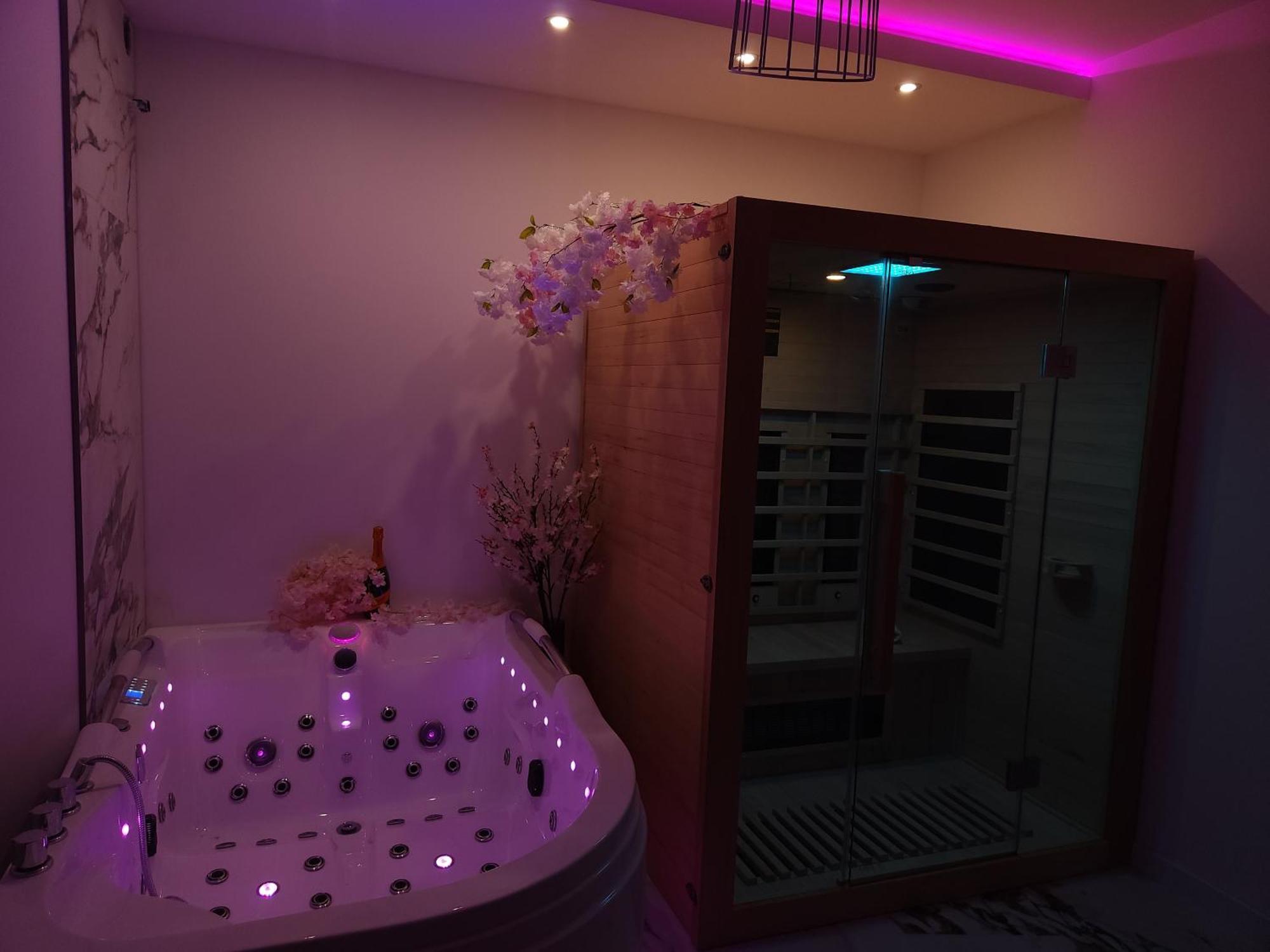 New In Gdansk! Red Room In The Heart Of Gdansk - Bdsm - With A Luxury Jacuzzi And Access To A Sauna Gdańsk Exterior foto
